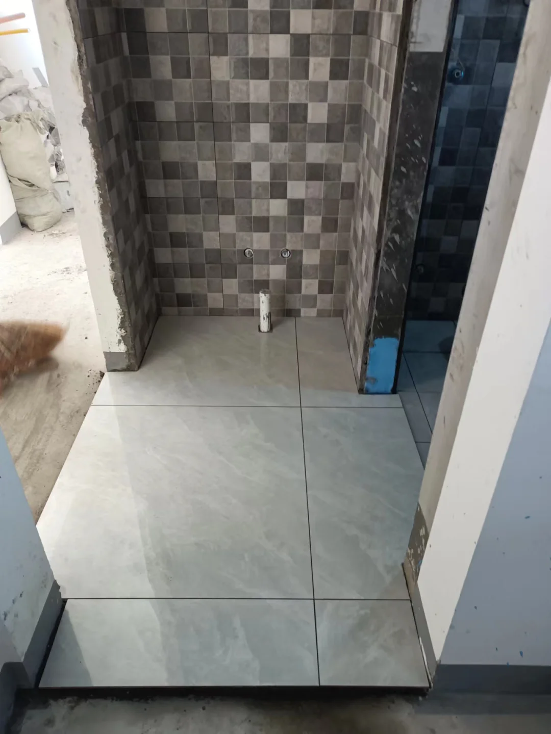 青岛贴瓷砖培训学校(青岛贴瓷砖人工费多少钱一平方)